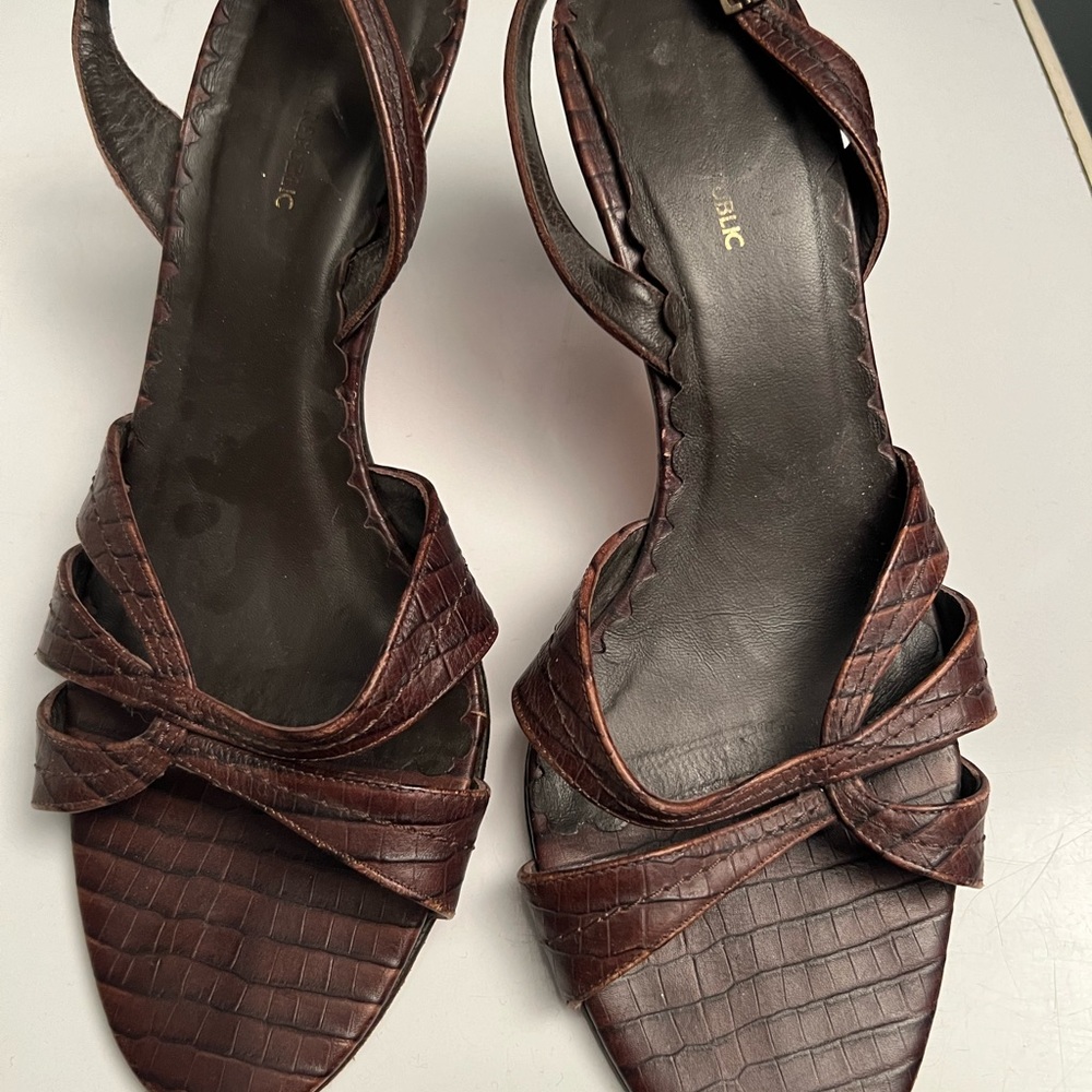 Brown leather Banana Republic strappy heeled sandals 9.5